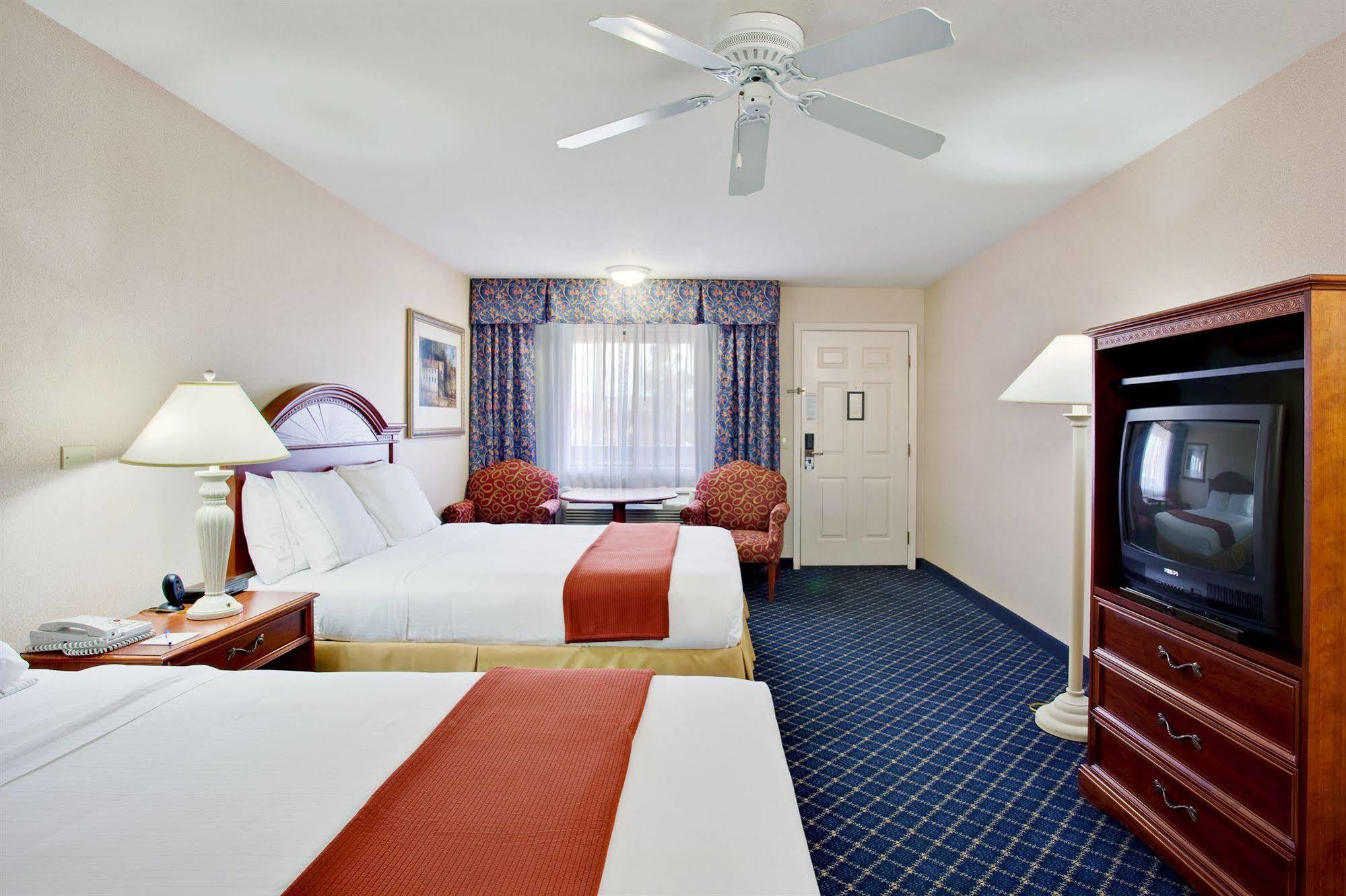 Spark By Hilton Santa Nella Bilik gambar